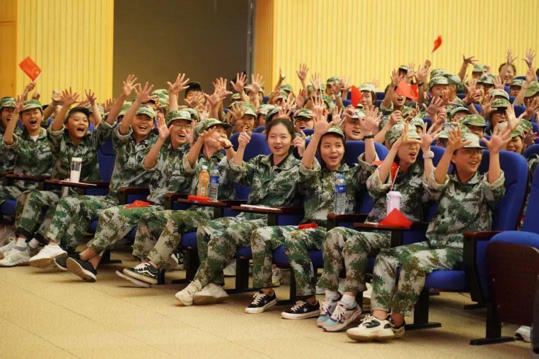 发现老公出轨，家里两个小孩都不满10岁，我没啥收入，是选择离婚还是忍耐认命？游戏画面