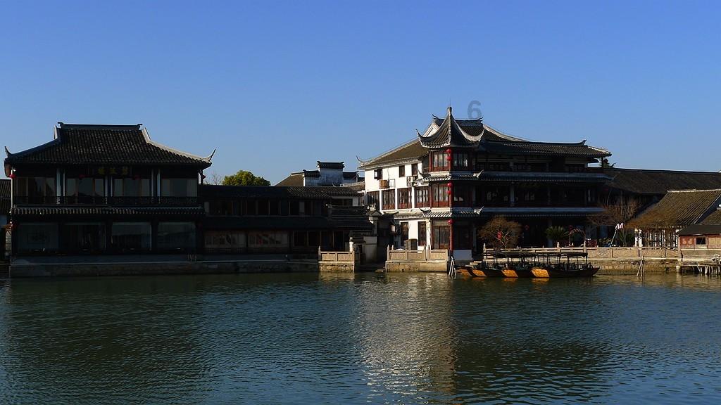搭上养老金买的房自己却做不了主?宁波一小区业主因封窗问题跟物业开战!保安竟蹲到家门口,太荒唐…